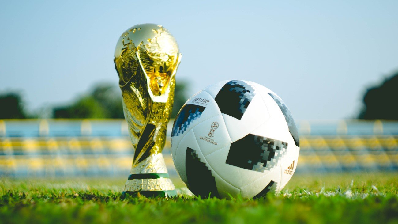 Retour Sur Un Demi-siècle De Ballons Officiels Adidas De La Coupe FIFA -  ESSENTIAL HOMME