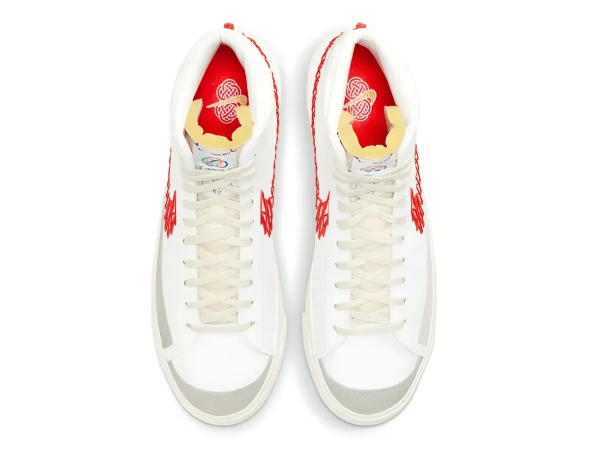 Nike Blazer Mid 77 Zig Zag Swoosh 2 La Nike Blazer Mid ’77 Vintage ressort le Swoosh en dents de scie, et c'est ce détail qui fait toute la différence