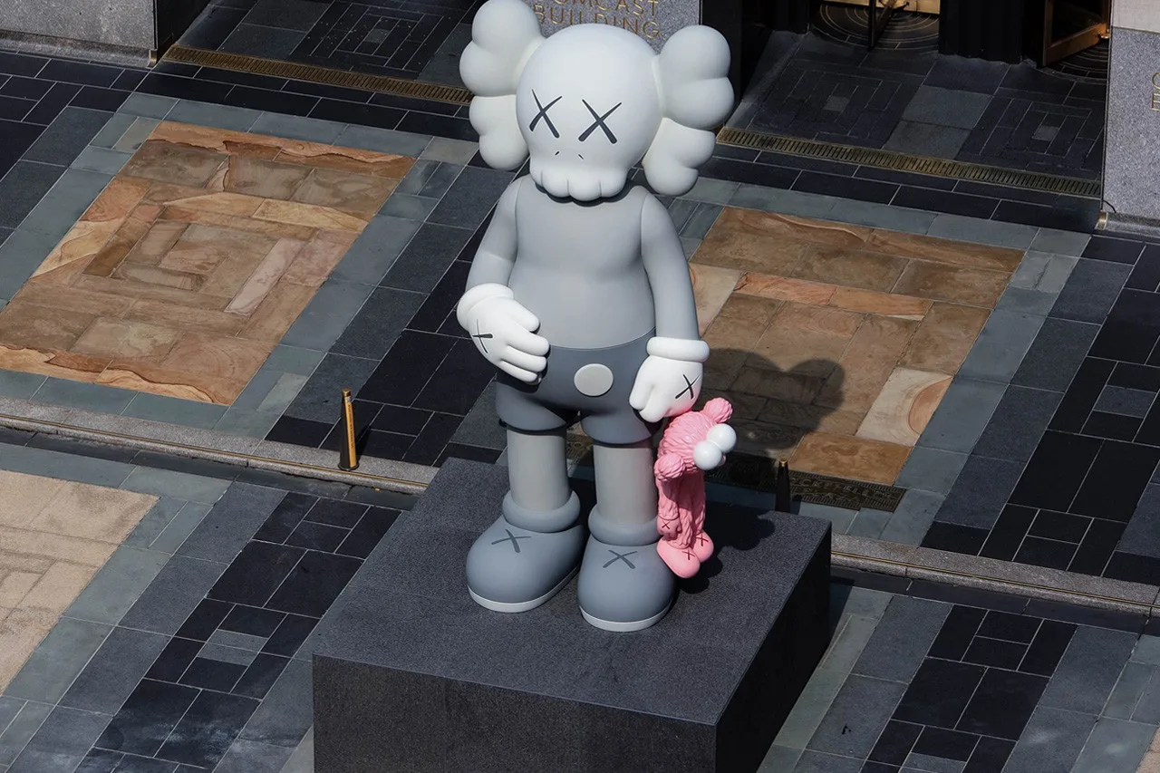 KAWS SHARE, sculpture monumentale de l’artiste pop art urbain américain au Rockefeller Center de New York