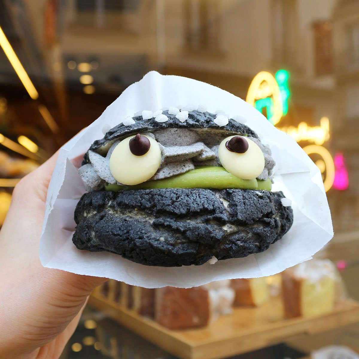 Galeries Lafayette Gourmet - Aki Boulangerie - Totoro Burger Melon Pain_Matcha Sésame Noir