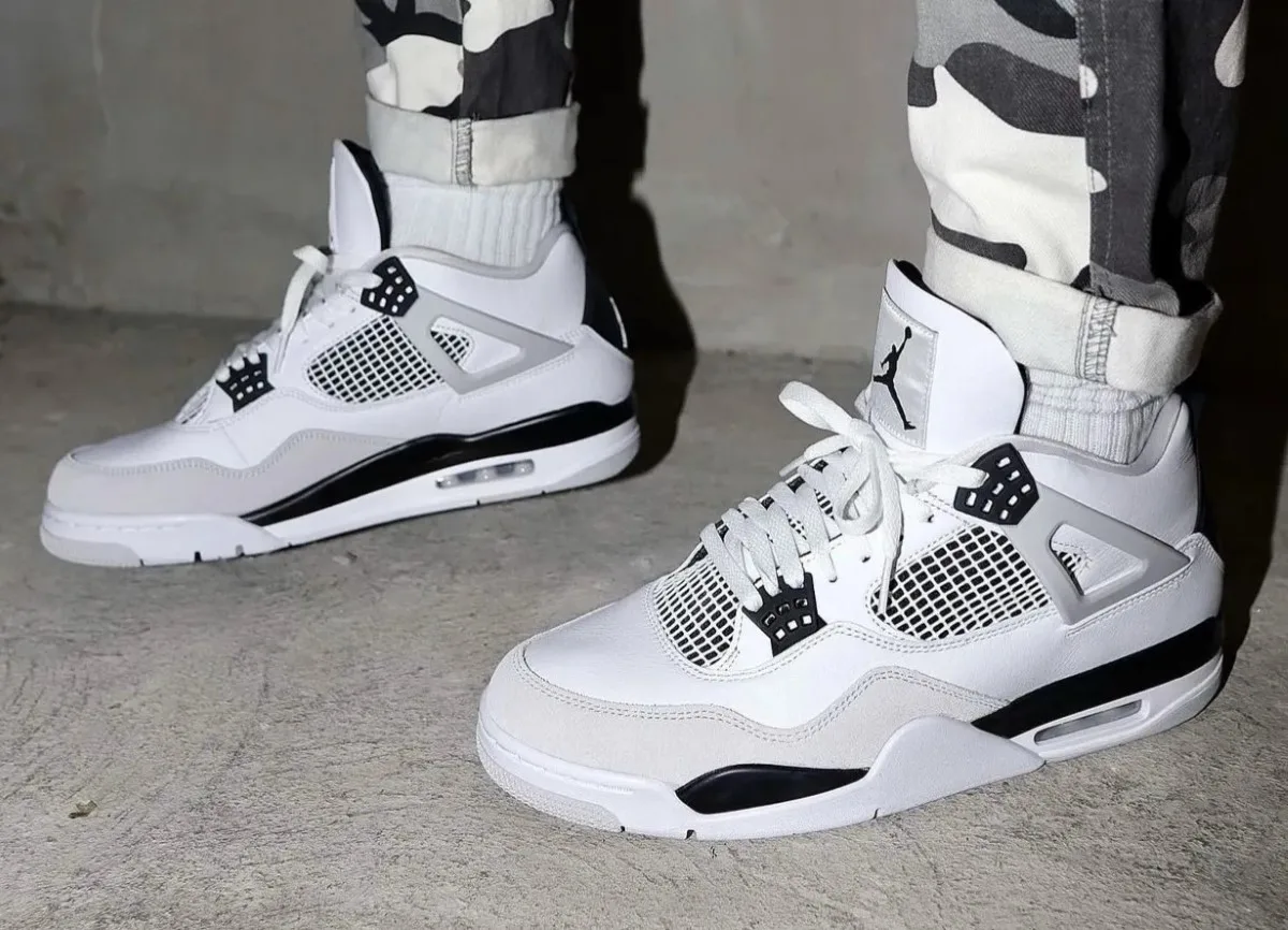 Air Jordan 4 "Military Black"