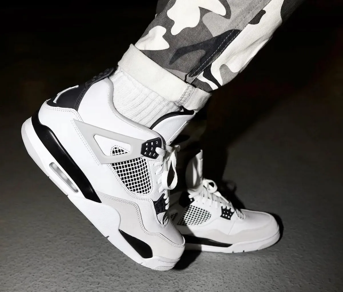 Air Jordan 4 "Military Black"