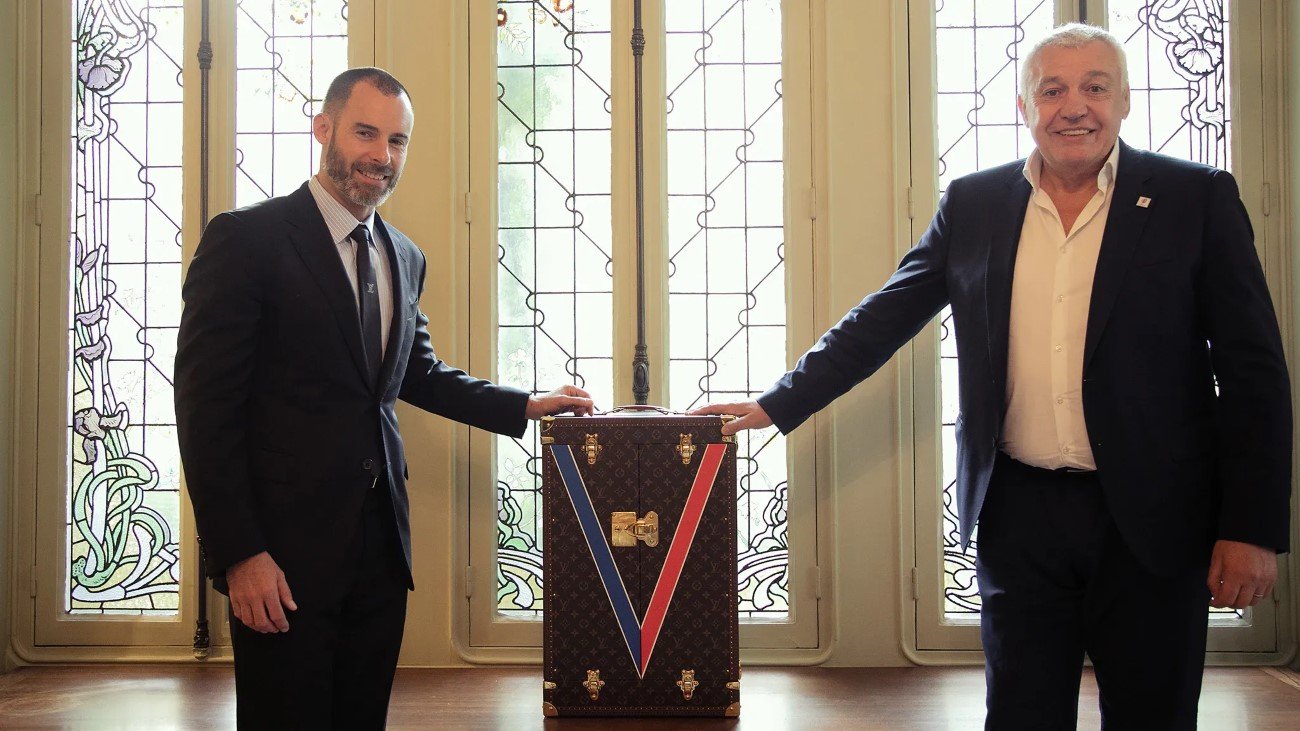 Pour leur retour en France, les Bleus ont choisi ce sac Louis Vuitton précis