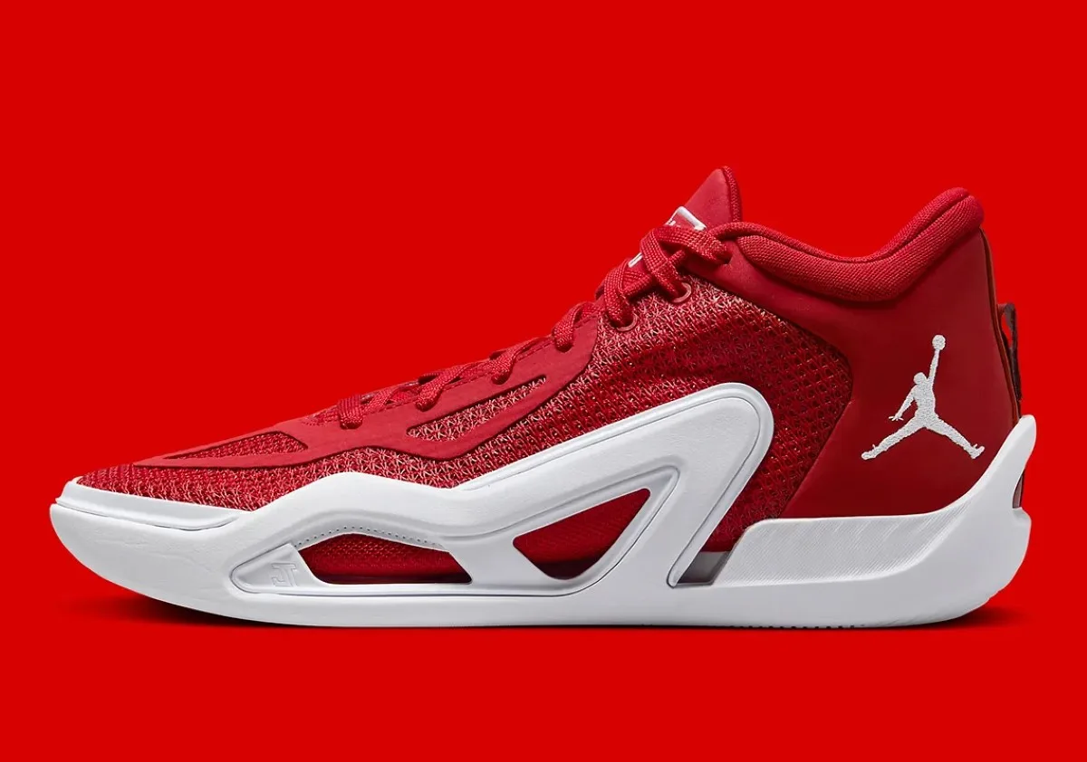 La Jordan Tatum 1 s'affiche avec audace en "University Red"