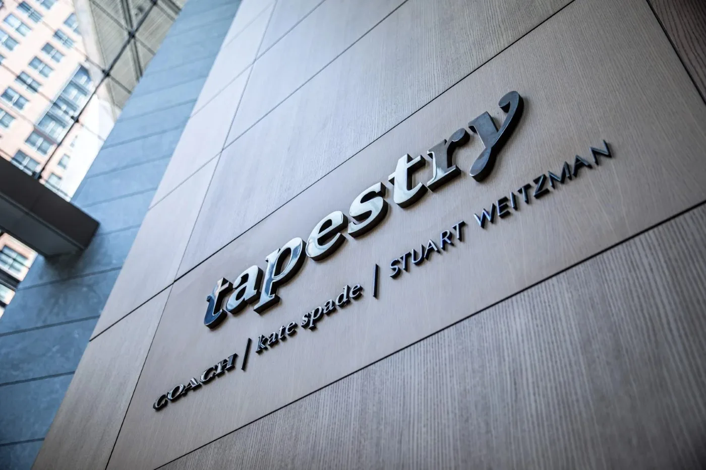 Tapestry tisse un nouvel avenir pour le luxe américain
