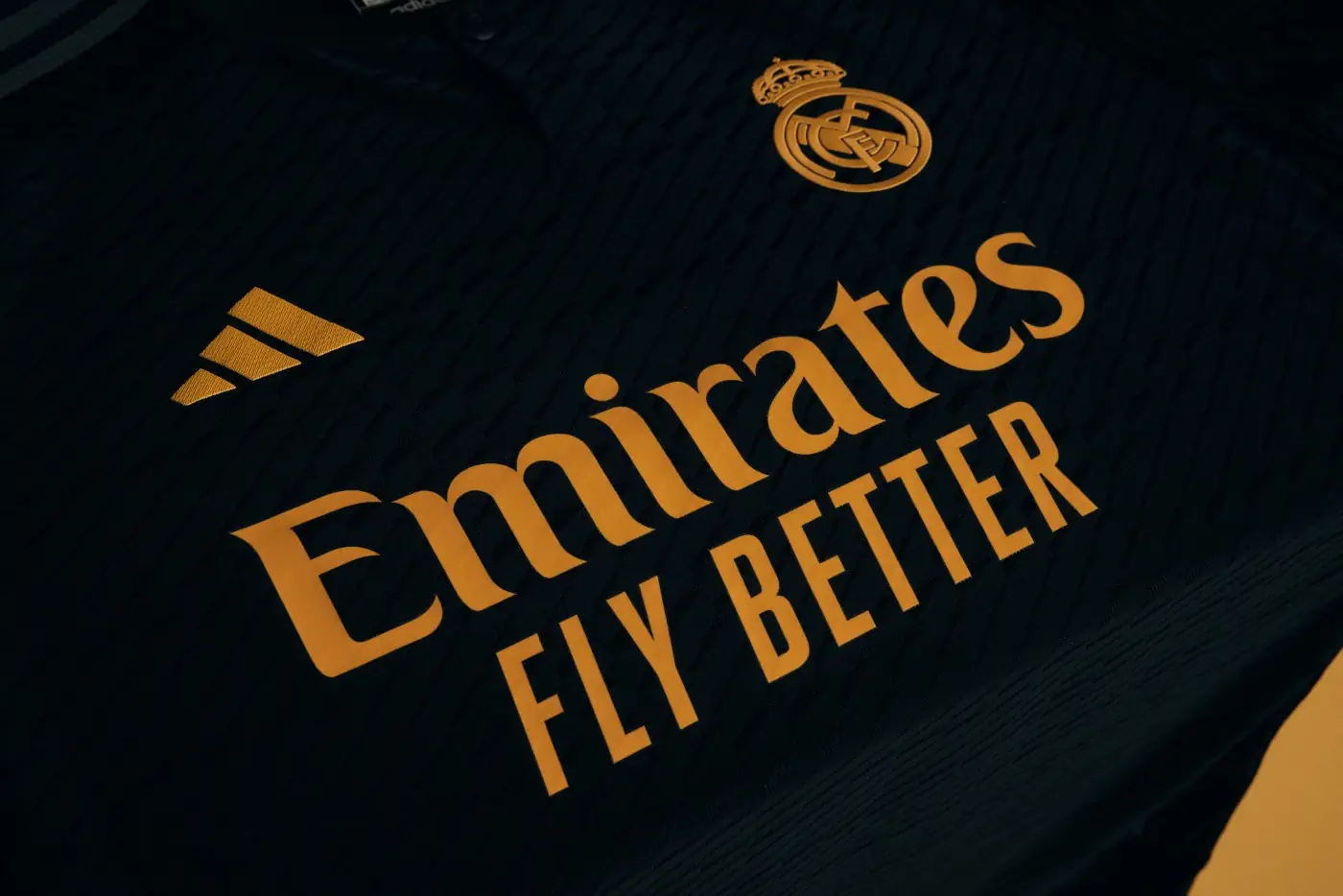 Le Troisième Kit Adidas X Real Madrid 2023 24 Une Ode à Lécusson Légendaire Et Aux Nuits