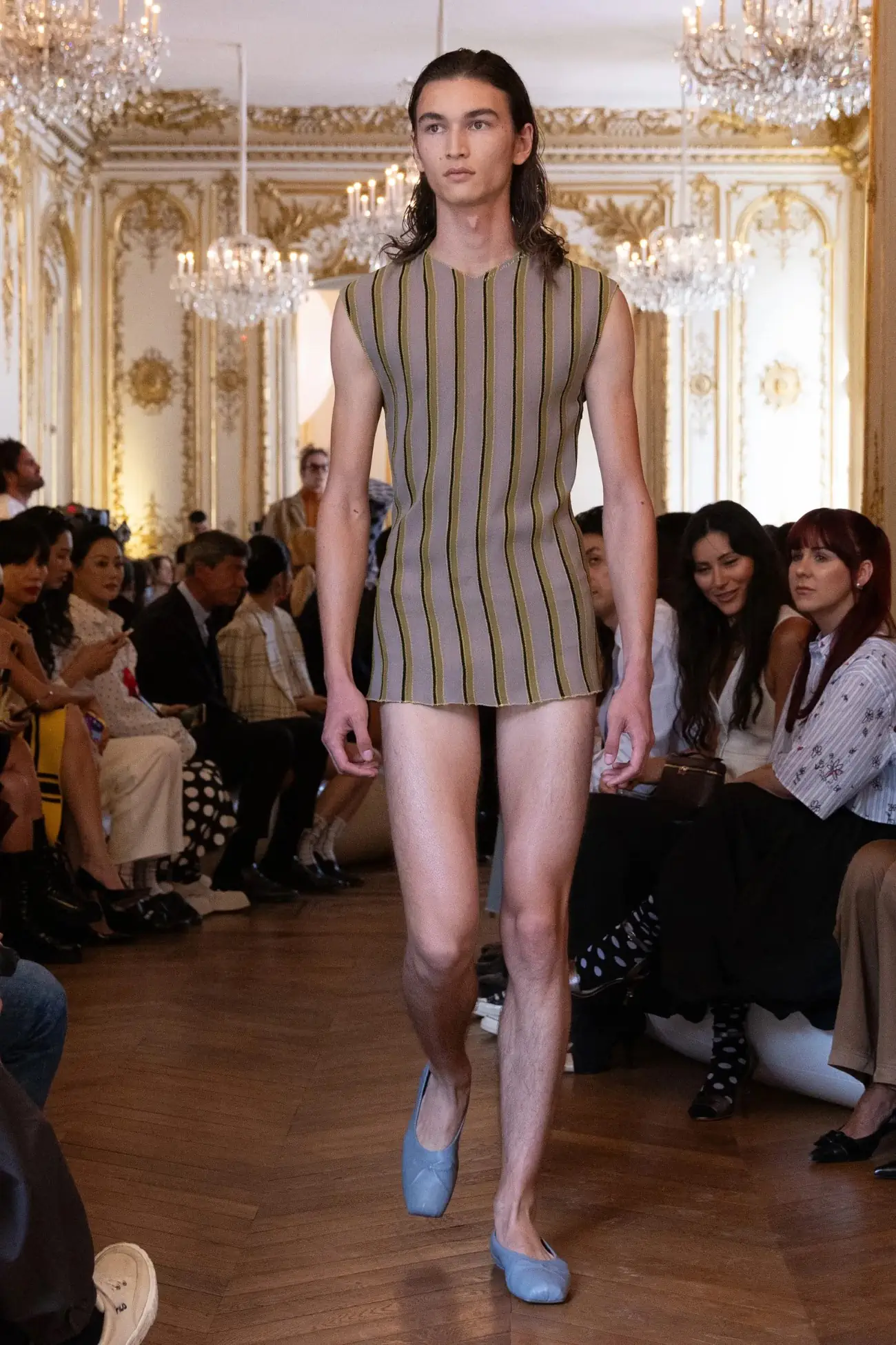 Marni dévoile sa collection Printemps 2024 dans l'élégance parisienne