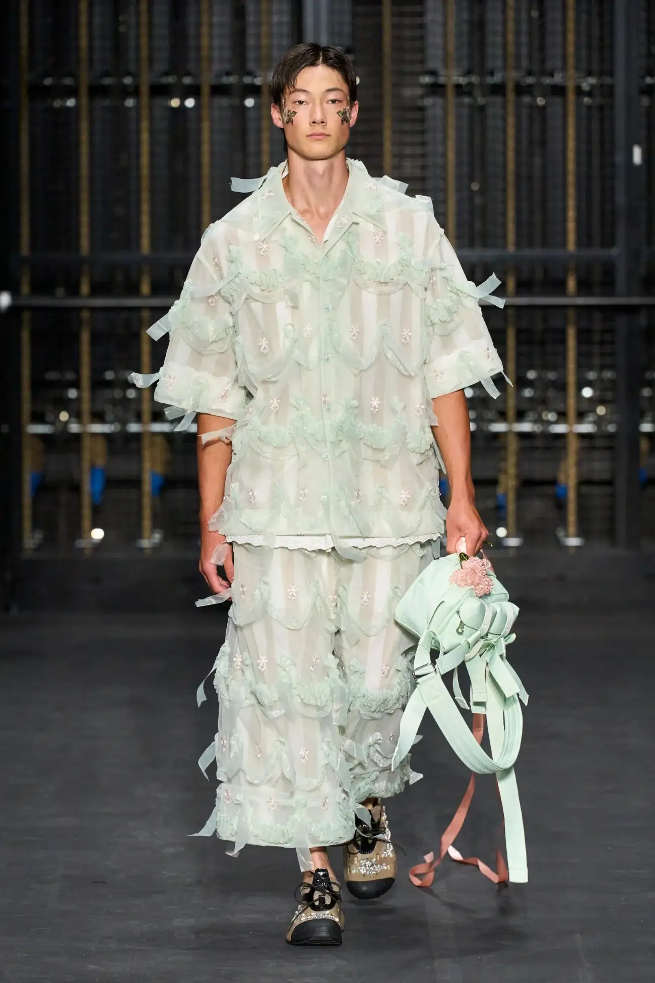 Simone Rocha Spring Summer 2024 London Fashion Week 10 Simone Rocha Printemps 2024 dévoile une histoire d'amour avec un bouton de rose