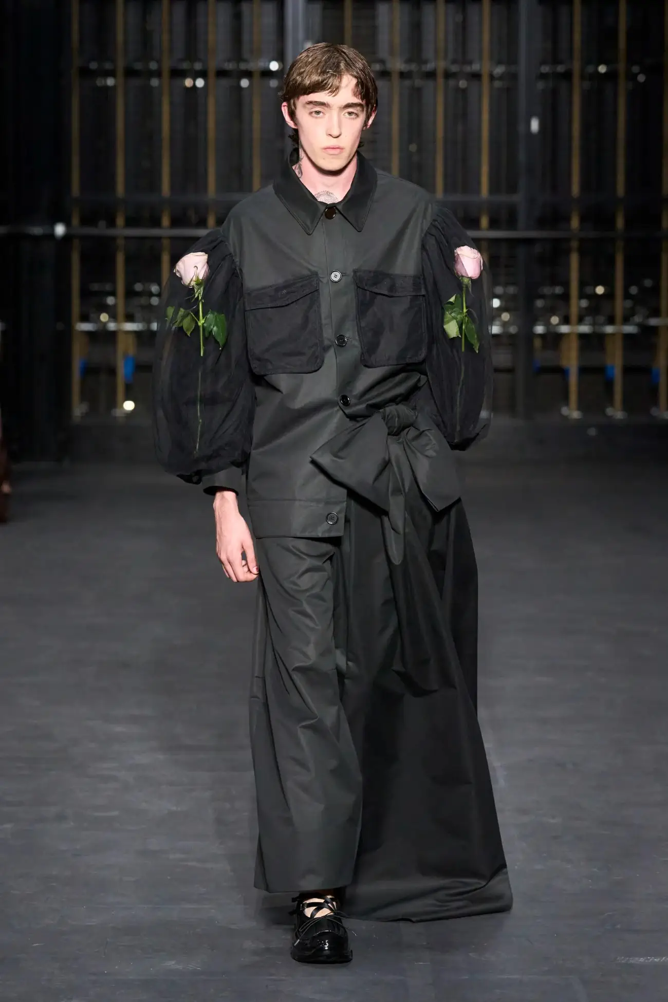 Simone Rocha Spring Summer 2024 London Fashion Week 19 Simone Rocha Printemps 2024 dévoile une histoire d'amour avec un bouton de rose