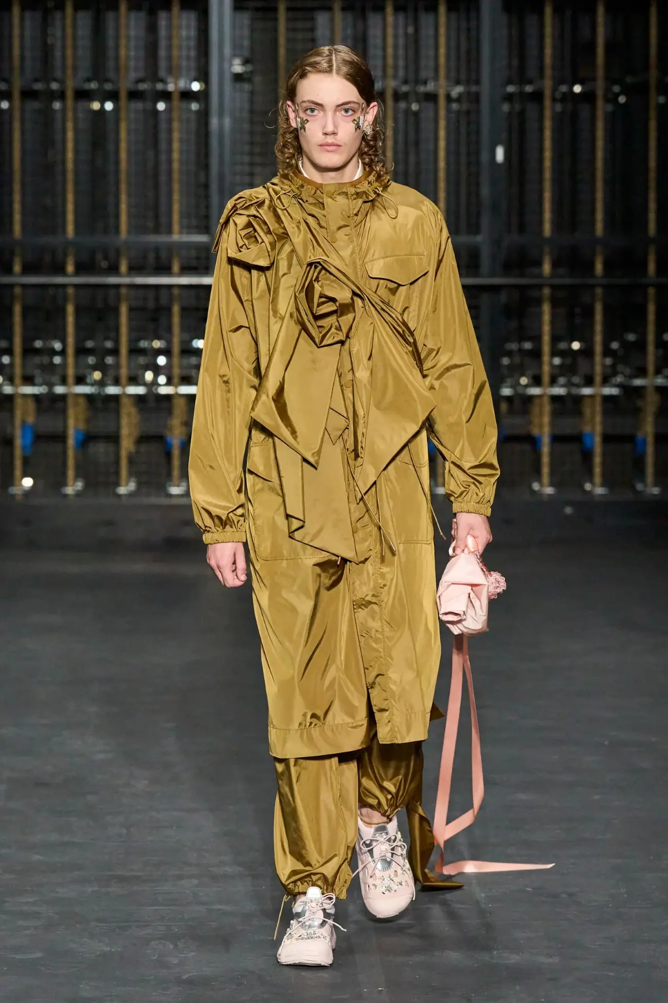 Simone Rocha Spring Summer 2024 London Fashion Week 2 Simone Rocha Printemps 2024 dévoile une histoire d'amour avec un bouton de rose