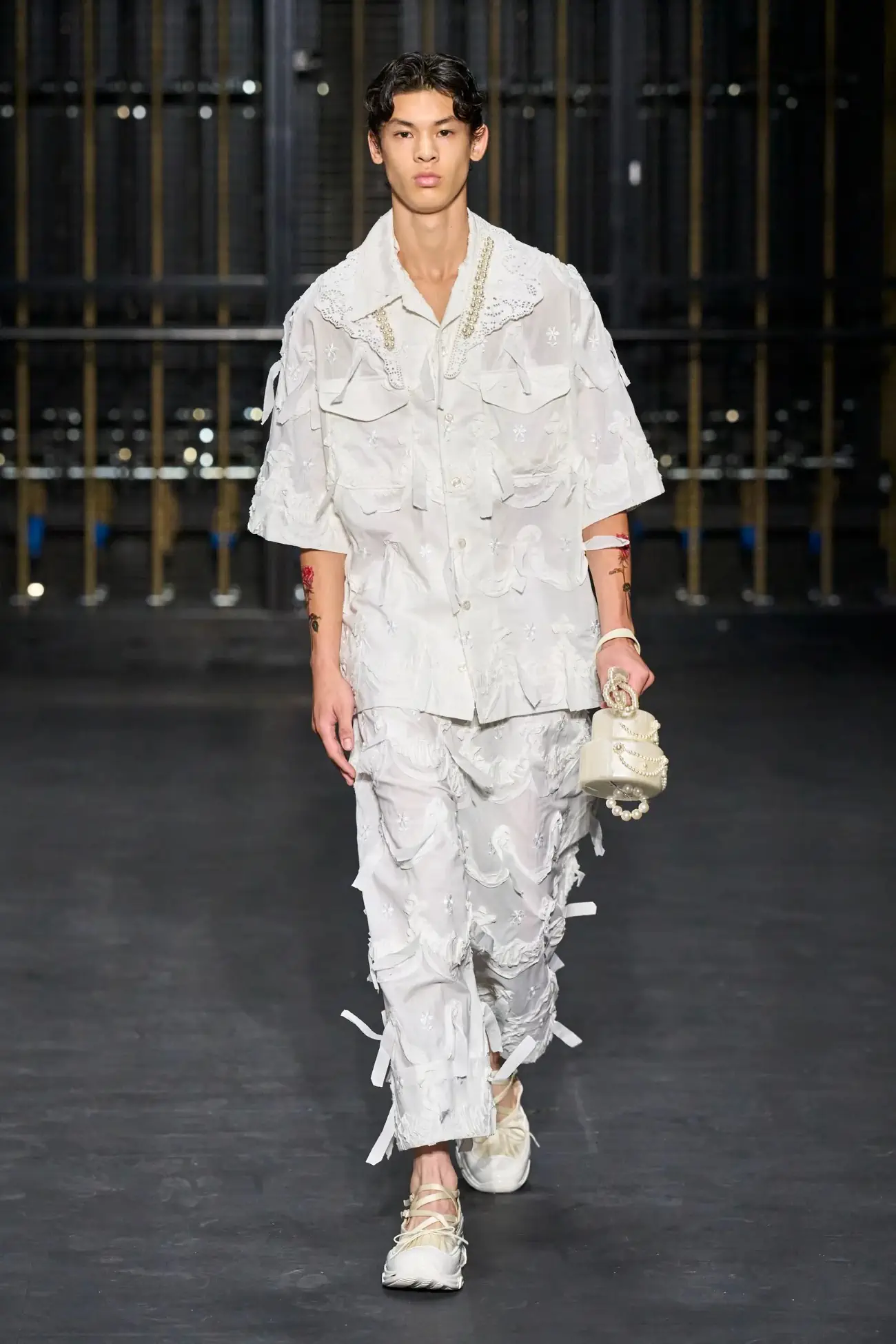 Simone Rocha Spring Summer 2024 London Fashion Week 8 Simone Rocha Printemps 2024 dévoile une histoire d'amour avec un bouton de rose