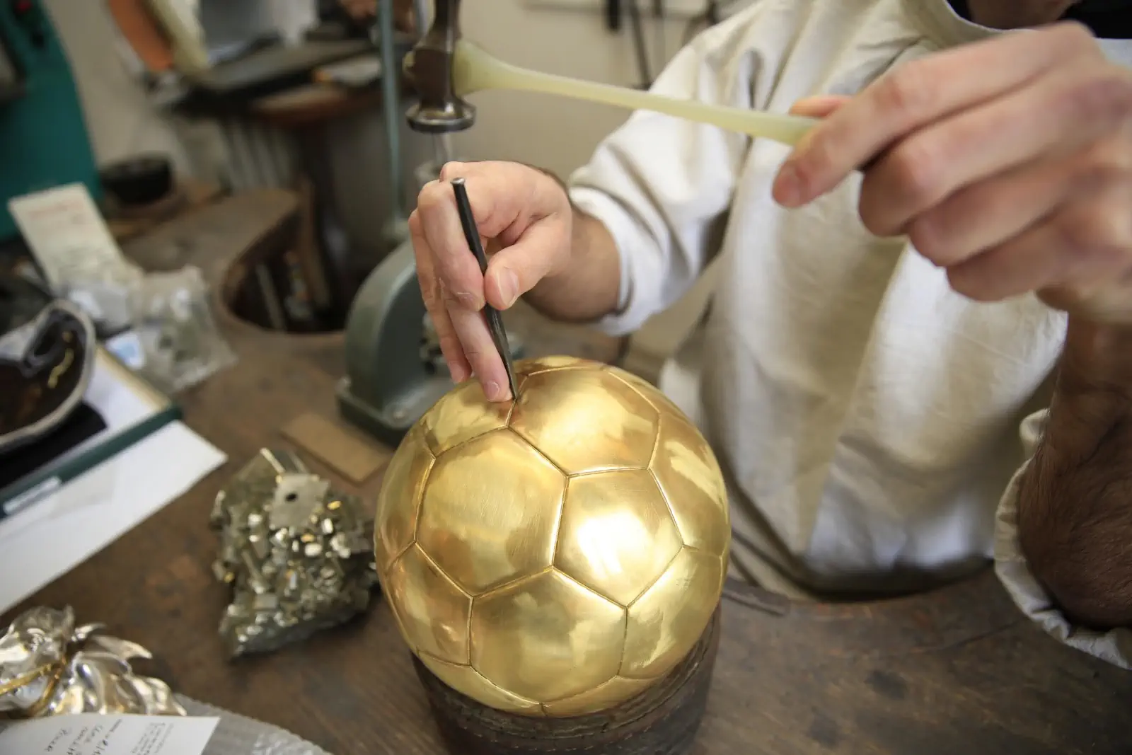 Vous voulez toujours savoir comment Mellerio fabrique le Ballon d'Or depuis 1956 ? Voici les détails !