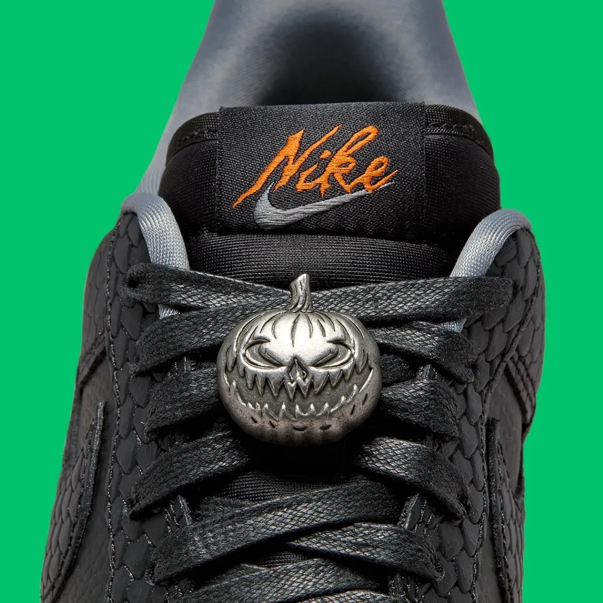 Nike Air Force 1 Low Halloween 2023 6 Le charme de minuit de la Nike Air Force 1 Low "Halloween" 2023 dévoilé