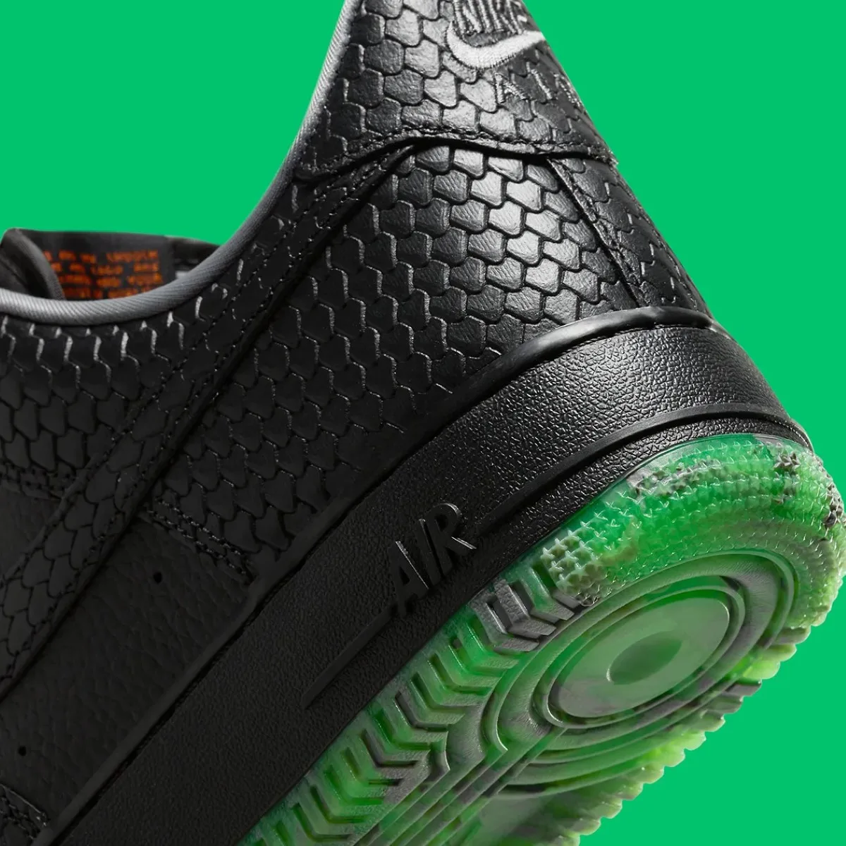 Nike Air Force 1 Low Halloween 2023 8 Le charme de minuit de la Nike Air Force 1 Low "Halloween" 2023 dévoilé