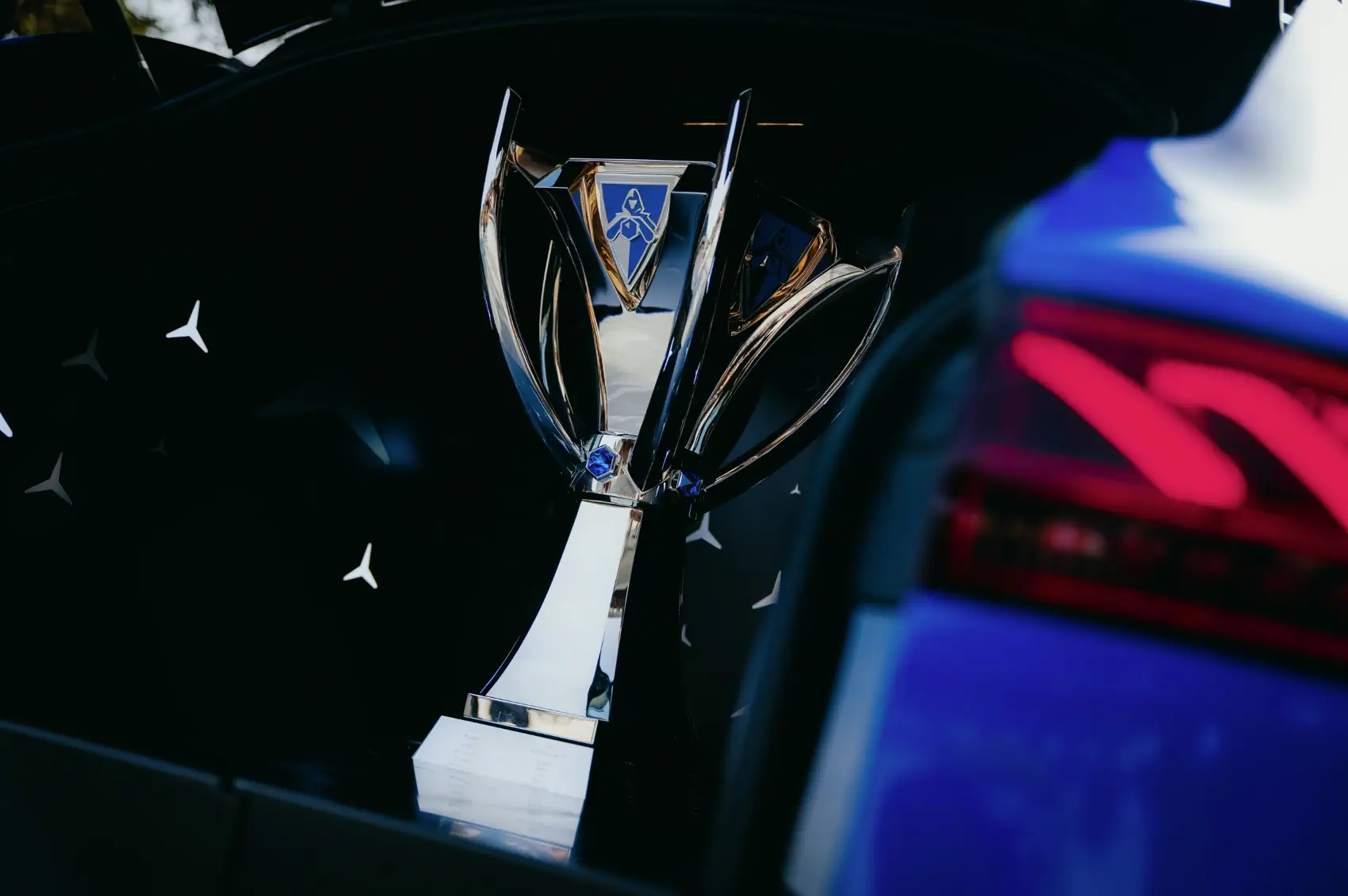 L'EQS SUV de Mercedes-Benz est le "porteur de trophée" officiel de la Summoner's Cup pour les finales mondiales 2023 de League of Legends