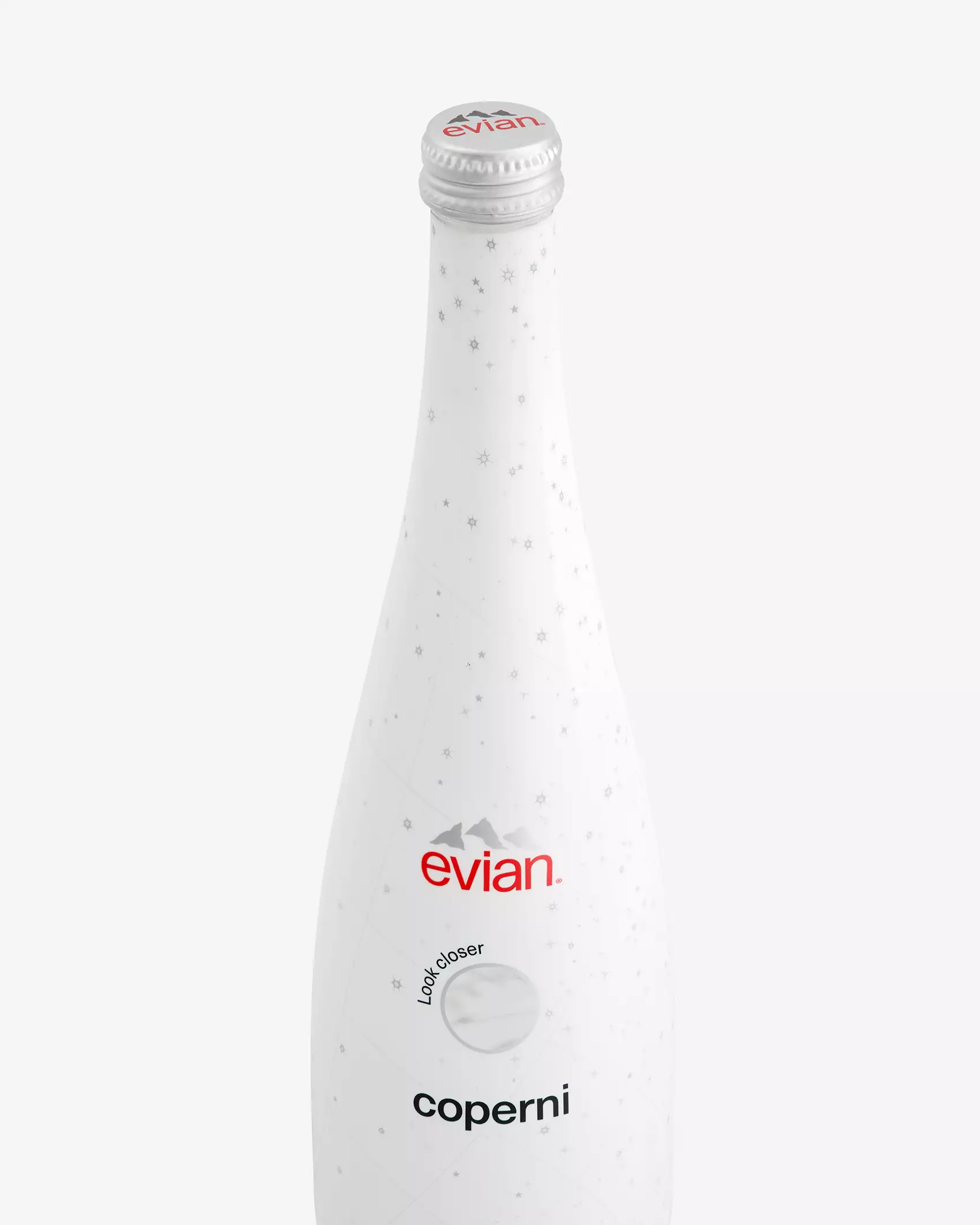 evian et Coperni fusionnent l'élégance dans la bouteille en verre 75cl d'evian en édition limitée
