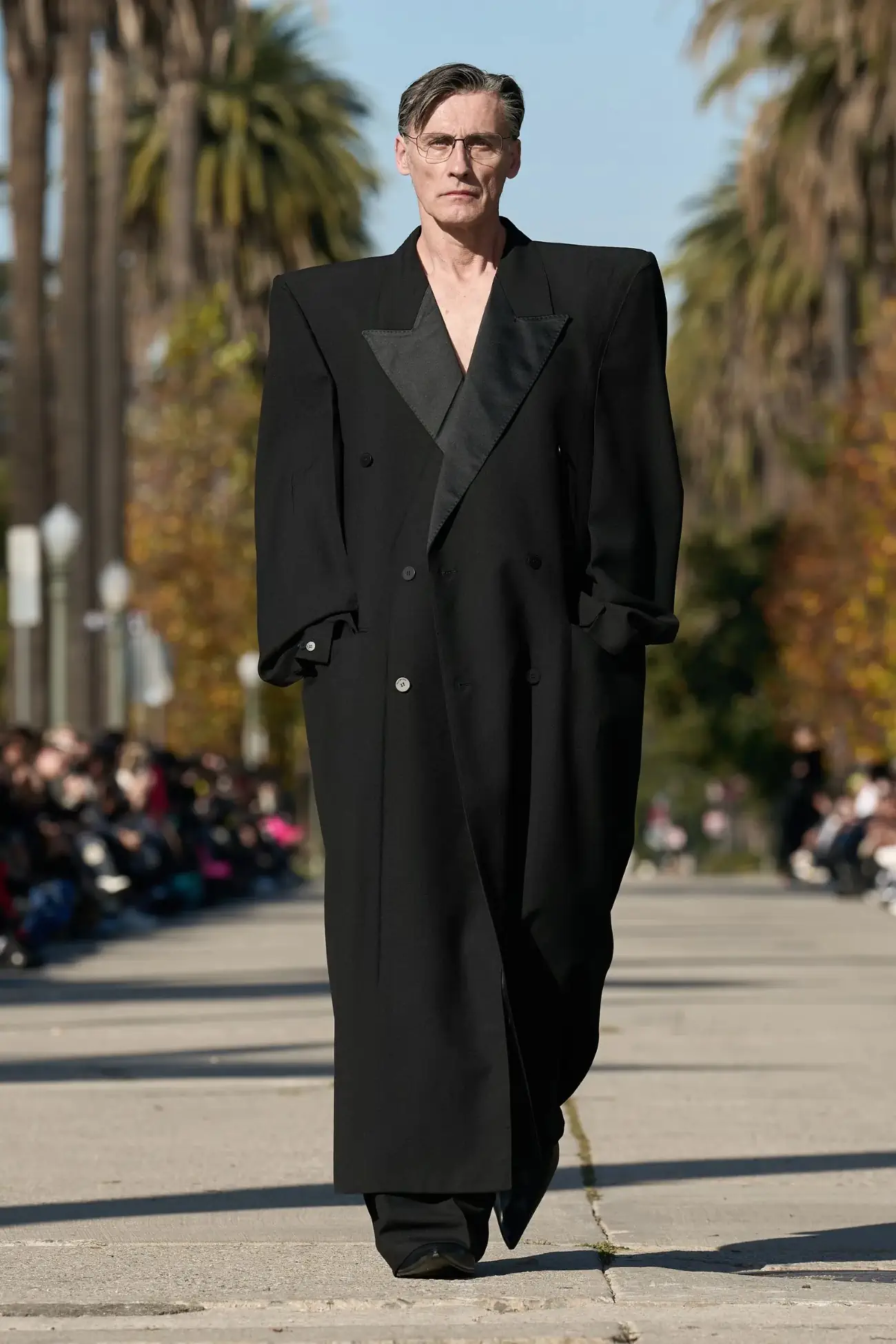 La collection Balenciaga Pre-Fall 2024 dévoile un mélange éblouissant de glamour et de mode érotique