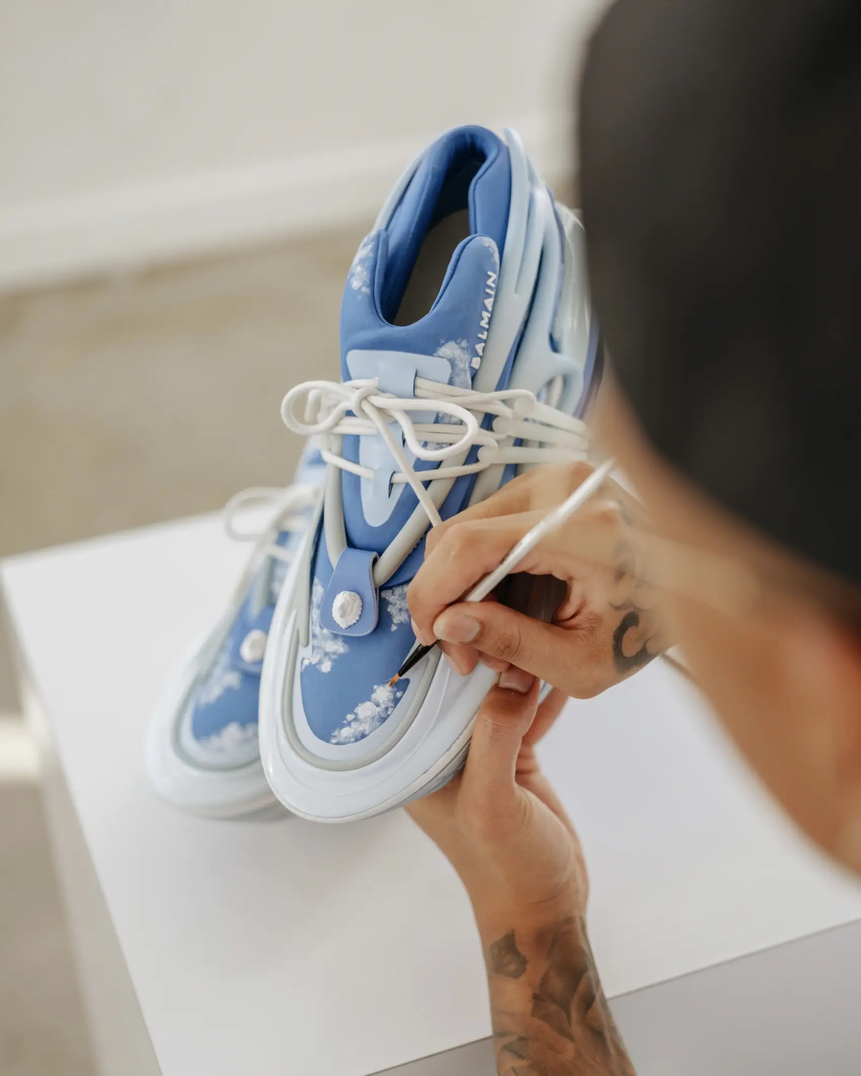 Balmain invite l'artiste américain Ant Kai à revisiter sa sneaker Unicorn