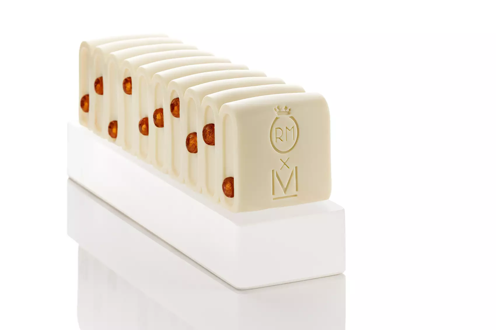 Noël de luxe avec la bûche de Noël 2023 de Messika et Le Royal Monceau - Raffles Paris