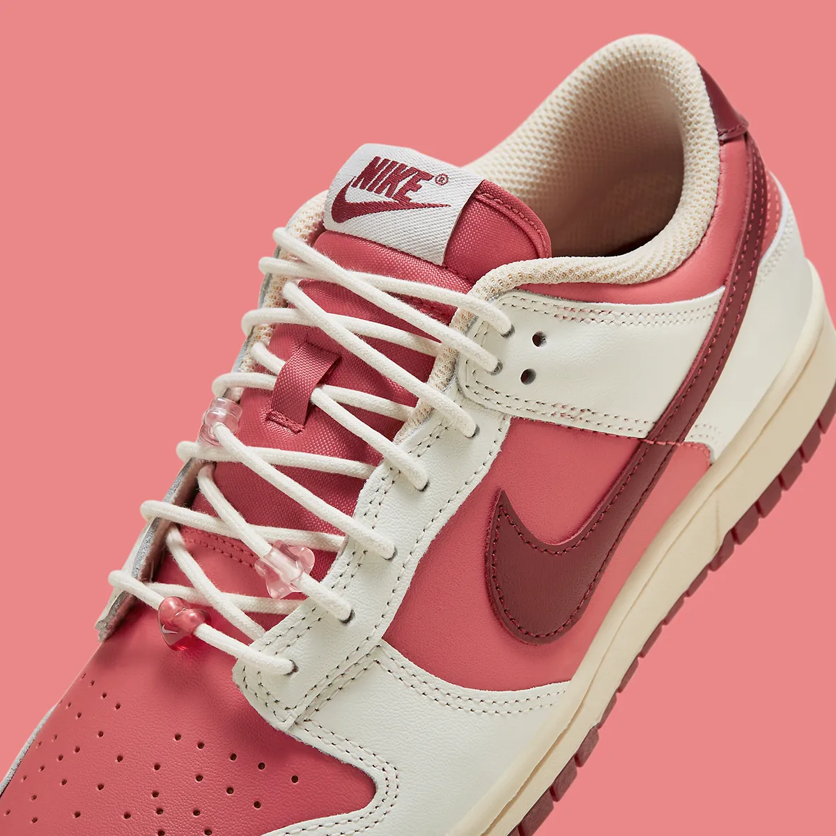 La Nike Dunk Low s'habille pour la Saint-Valentin 2024 : pétales roses et vin rouge romantique