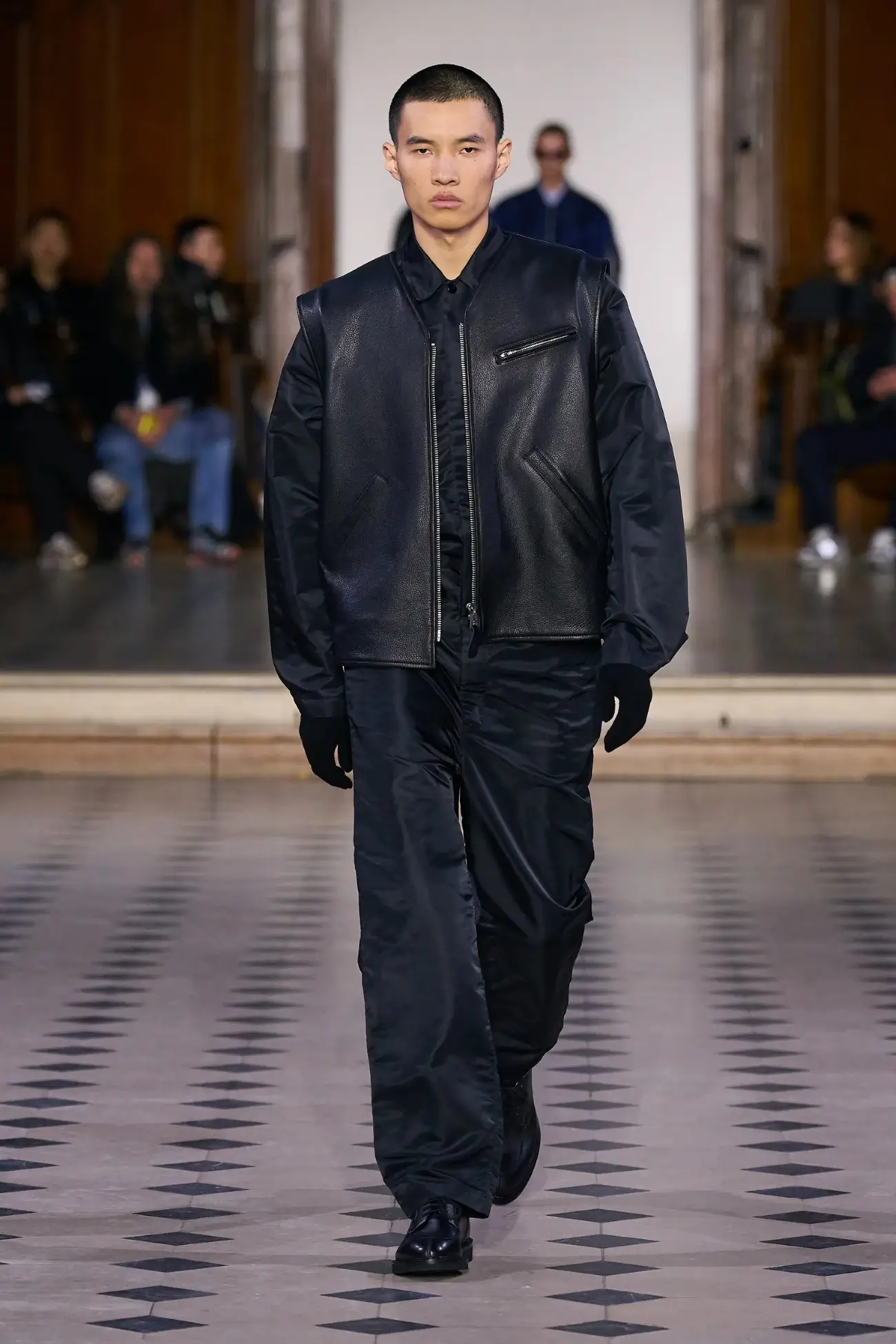 032c fait ses débuts audacieux à Paris, dévoilant un style urbain chic pour l'Automne 2024
