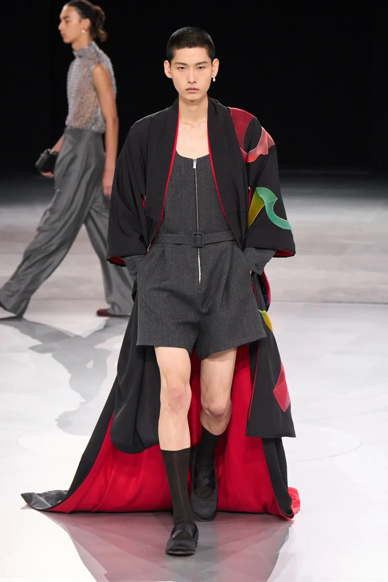 Pour l'Automne 2024, Kim Jones emmène DIOR Men vers les sommets de la Haute Couture avec un spectacle inspiré de Noureev