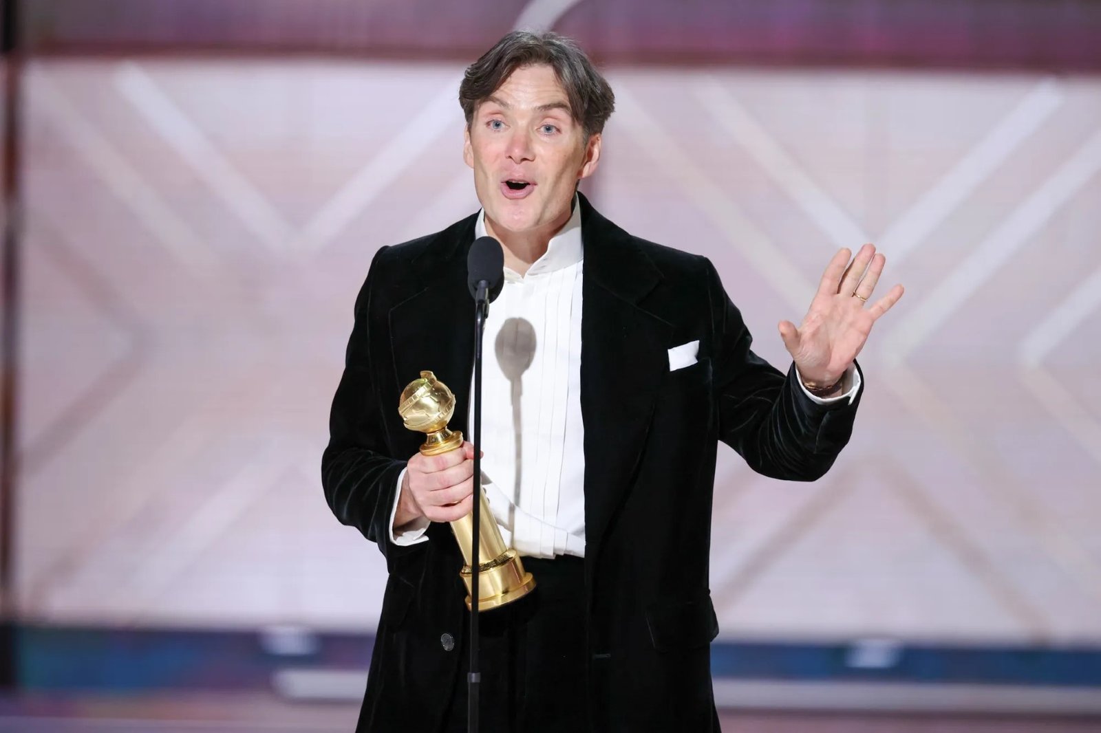 Les Golden Globes 2024 couronnent "Oppenheimer", roi du cinéma, et "Succession", roi du petit écran