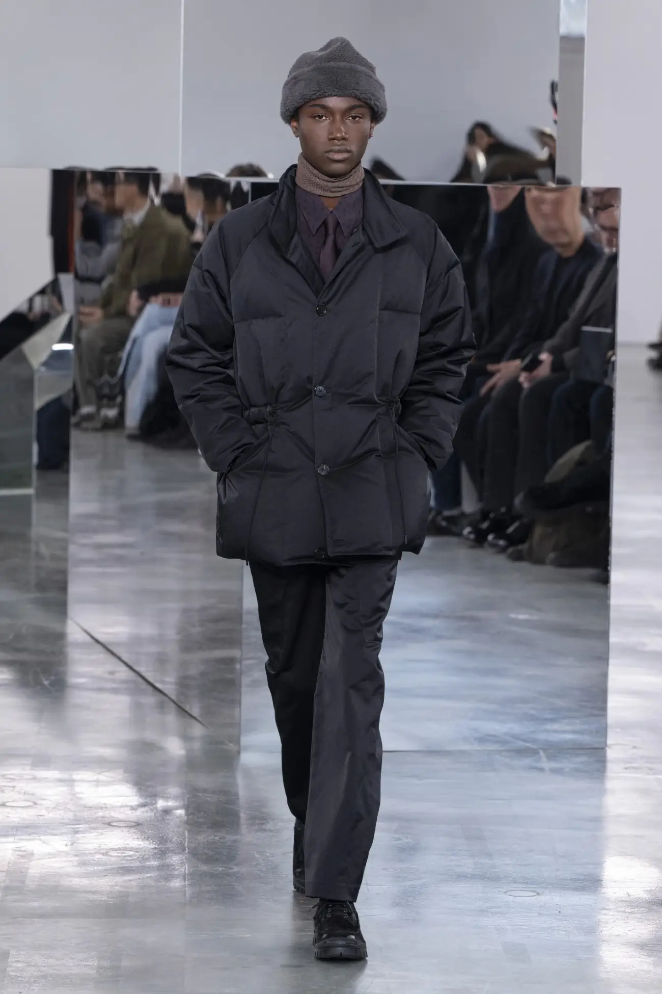 La collection Paul Smith Automne 2024 réimagine la mode masculine britannique avec des tons terreux et des tournures énergiques