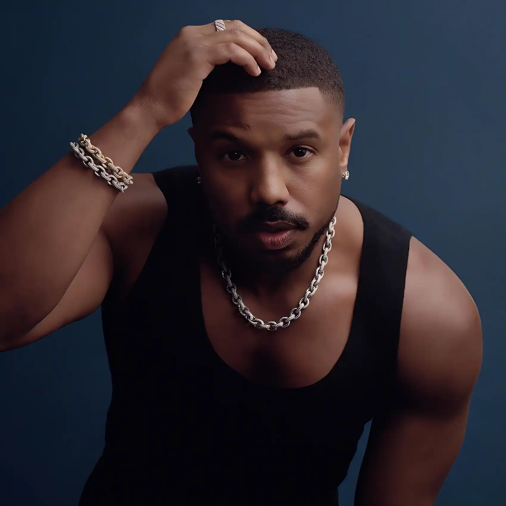 Michael B. Jordan incarne la collection de haute joaillerie "The Vault" de David Yurman