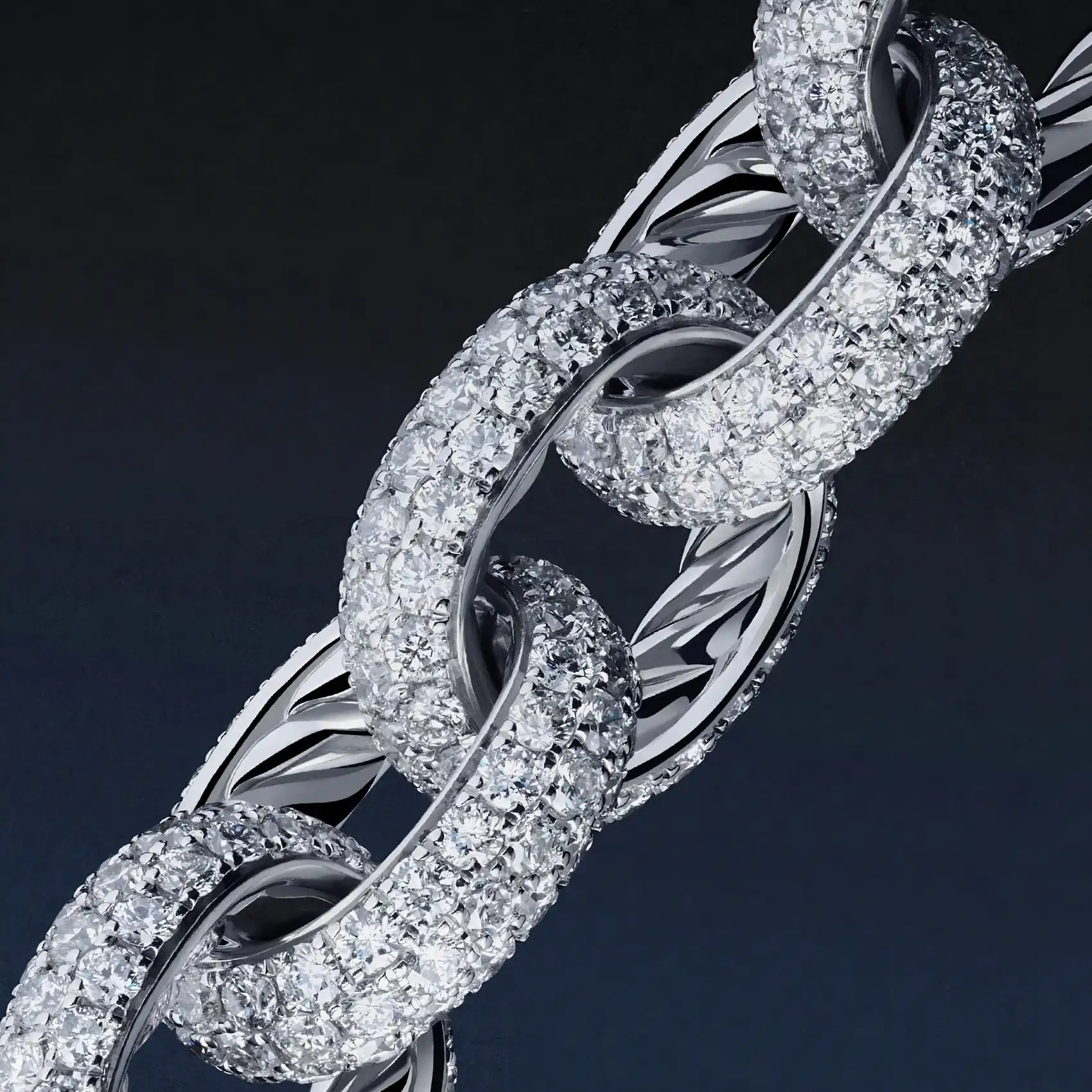 Michael B. Jordan incarne la collection de haute joaillerie "The Vault" de David Yurman