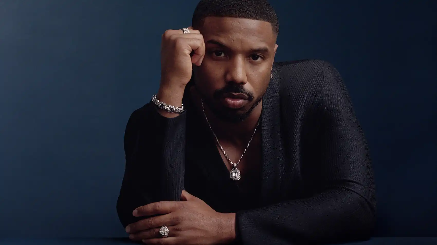 Michael B. Jordan incarne la collection de haute joaillerie "The Vault" de David Yurman