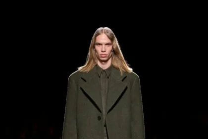Ferragamo Automne 2024, Maximilian Davis mêle passé et présent avec une touche de liberté