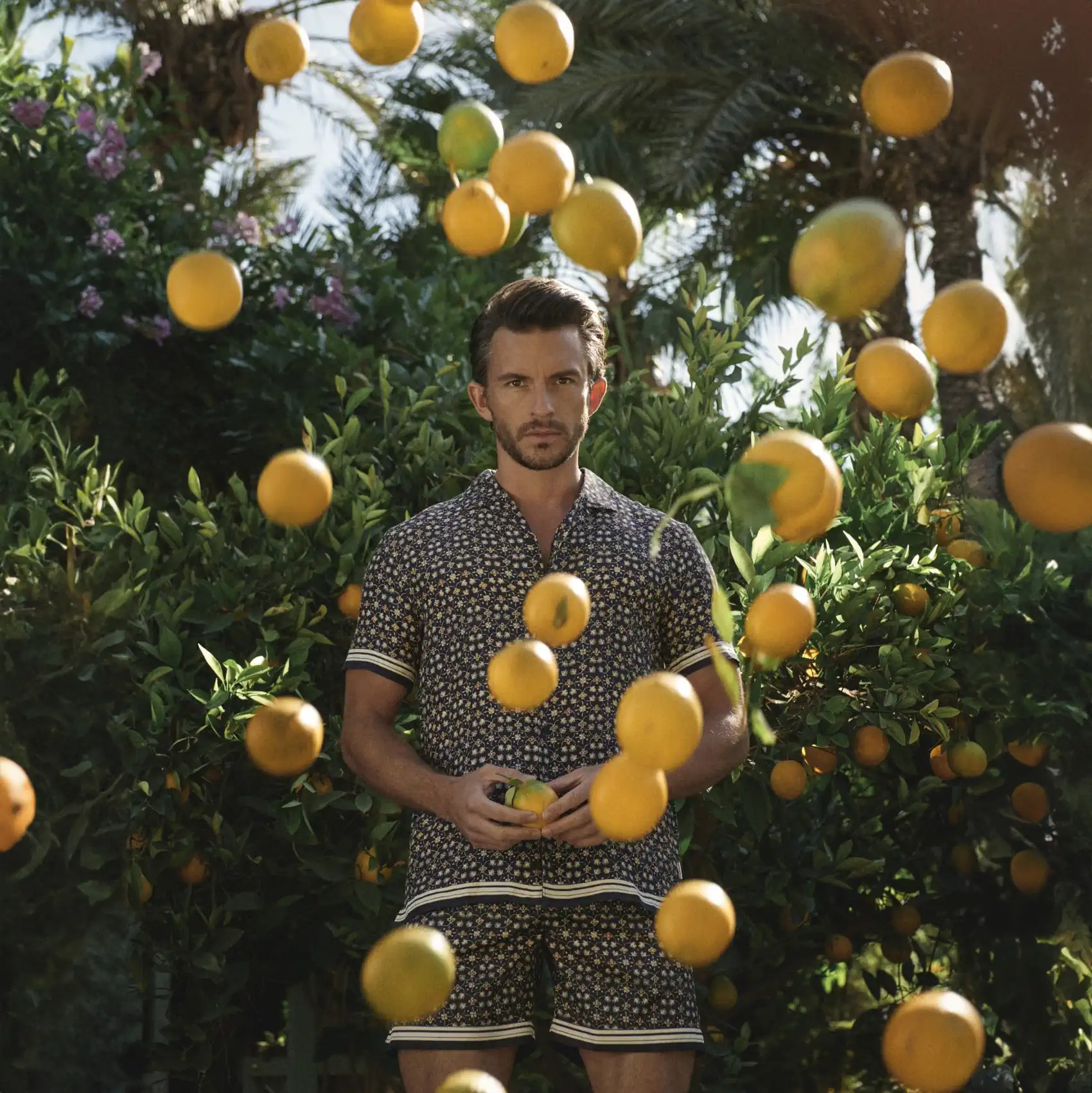 Jonathan Bailey est à la une de la campagne ensoleillée d'Orlebar Brown pour le Printemps 2024