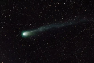 La rare “comète du diable” revient après 71 ans, offrant aux astronomes un spectacle céleste