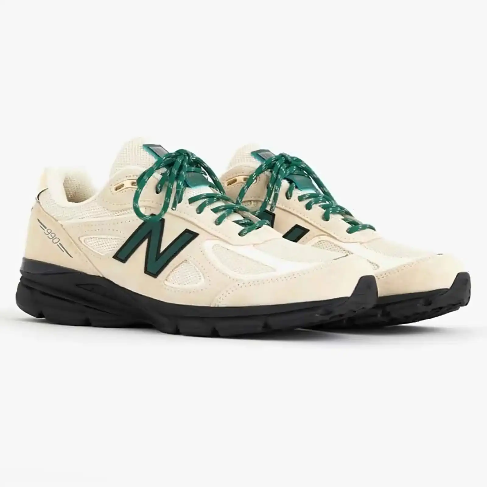 New Balance 990v4 Macadamia Nut 0 La New Balance 990v4 “Macadamia Nut” rehausse la silhouette classique avec des matériaux haut de gamme