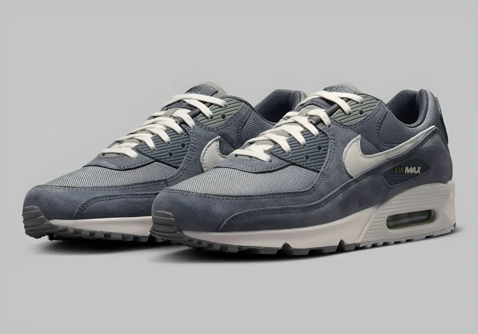 La Nike Air Max 90 Iron Grey Devoile Des Superpositions De Daim Discretes ESSENTIAL HOMME