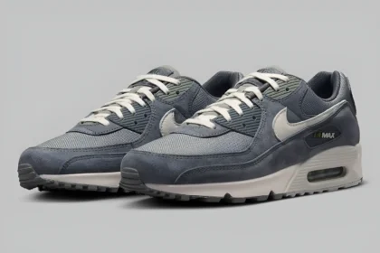 La Nike Air Max 90 “Iron Grey” dévoile des superpositions de daim discrètes