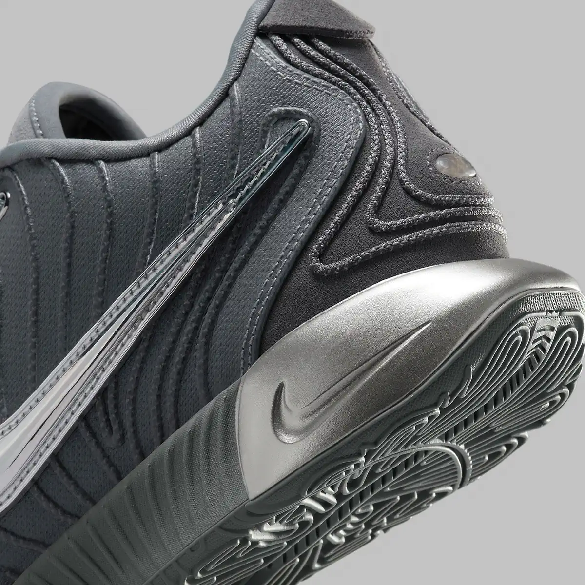 Nike LeBron 21 Cool Grey 6 La Nike LeBron 21 “Cool Grey” apporte un coloris iconique à la dernière chaussure signature de King James