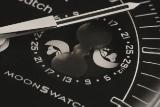 Swatch double la manie de la MoonSwatch avec l'édition NEW MOON entièrement noire