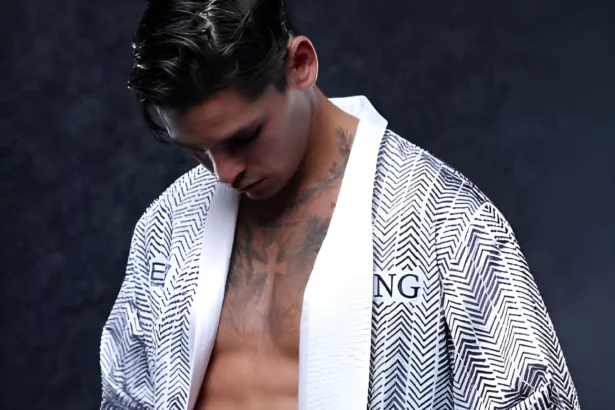 Le boxeur Ryan Garcia a enfilé une tenue Emporio Armani personnalisée pour son combat de samedi dernier