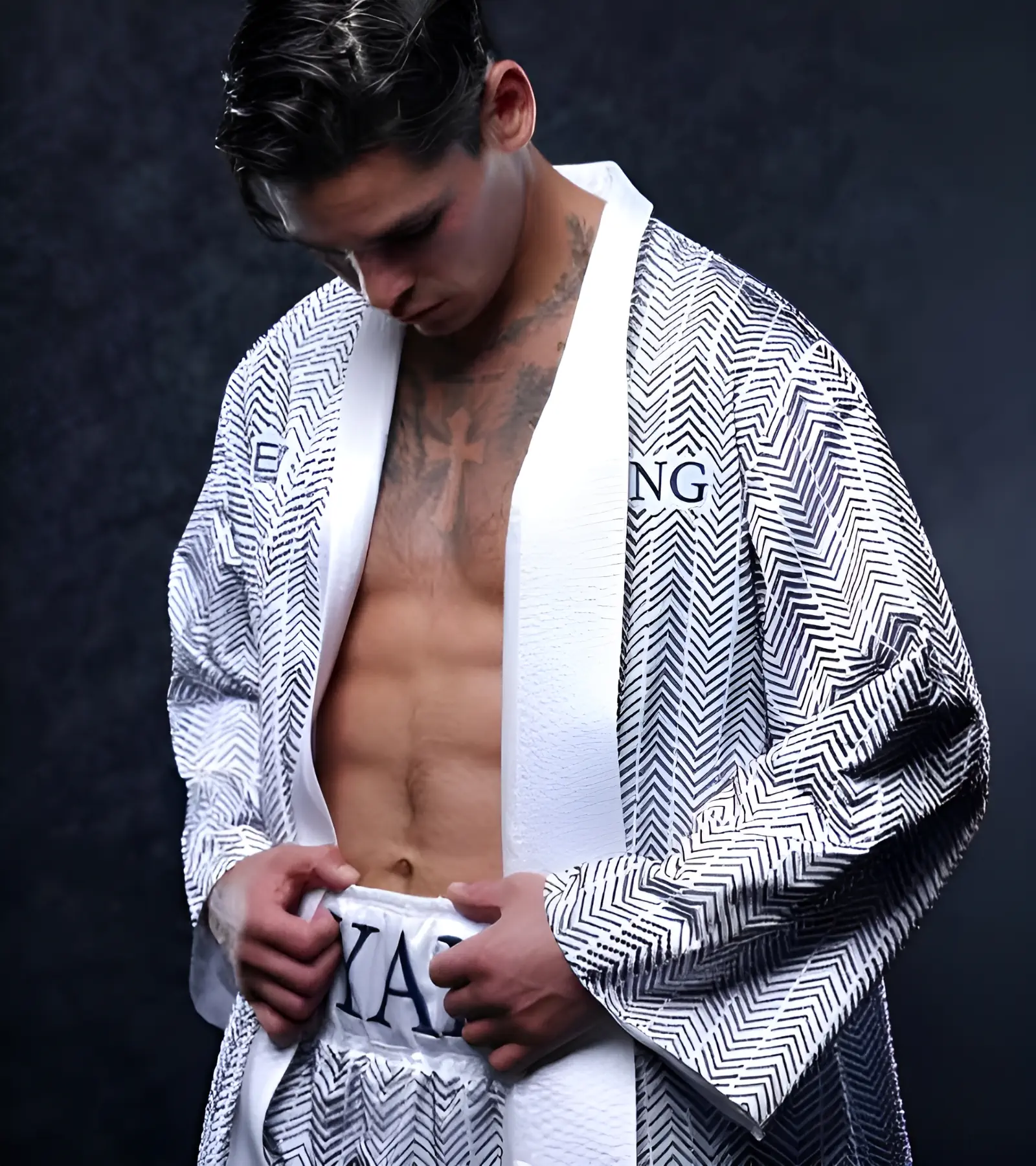 Le boxeur Ryan Garcia a enfilé une tenue Emporio Armani personnalisée pour son combat de samedi dernier
