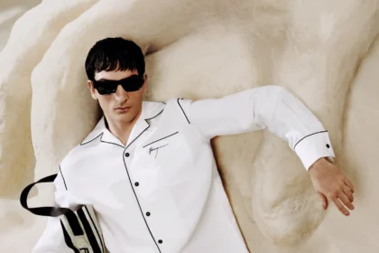 La campagne Ferragamo Pre-Fall 2024 redéfinit l'été à travers la fantaisie et la réalité