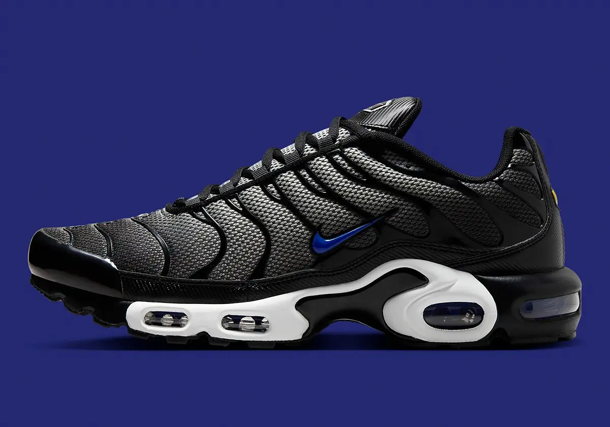 Nike Air Max Plus Anthracite 1 La Nike Air Max Plus “Anthracite” adopte une teinte sombre pour un look monochrome épuré