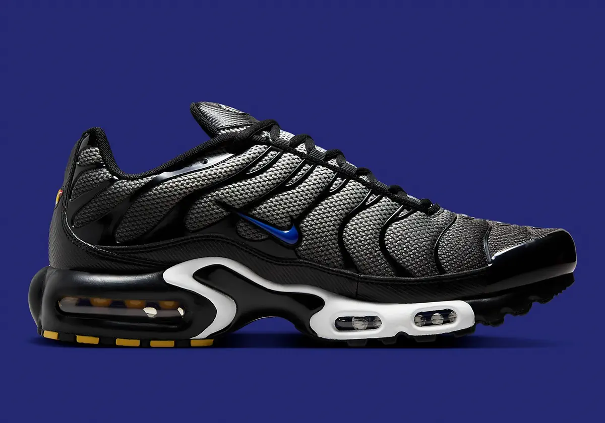 Nike Air Max Plus Anthracite 2 La Nike Air Max Plus “Anthracite” adopte une teinte sombre pour un look monochrome épuré
