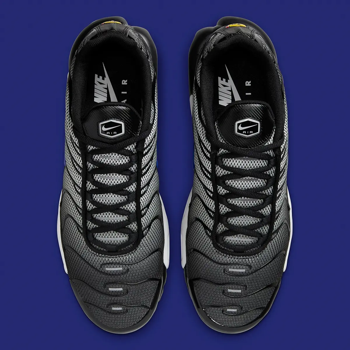 Nike Air Max Plus Anthracite 3 La Nike Air Max Plus “Anthracite” adopte une teinte sombre pour un look monochrome épuré