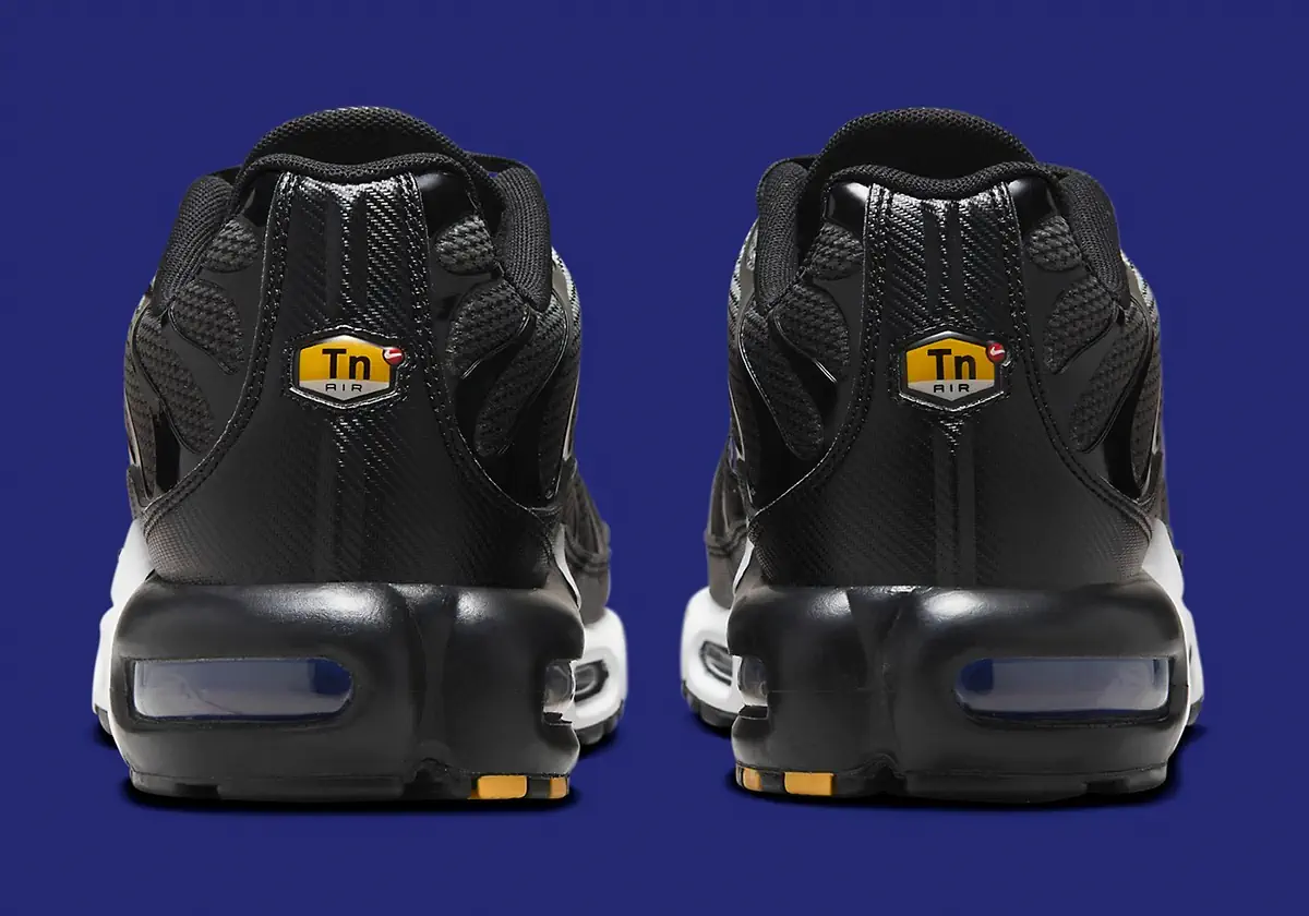 Nike Air Max Plus Anthracite 4 La Nike Air Max Plus “Anthracite” adopte une teinte sombre pour un look monochrome épuré