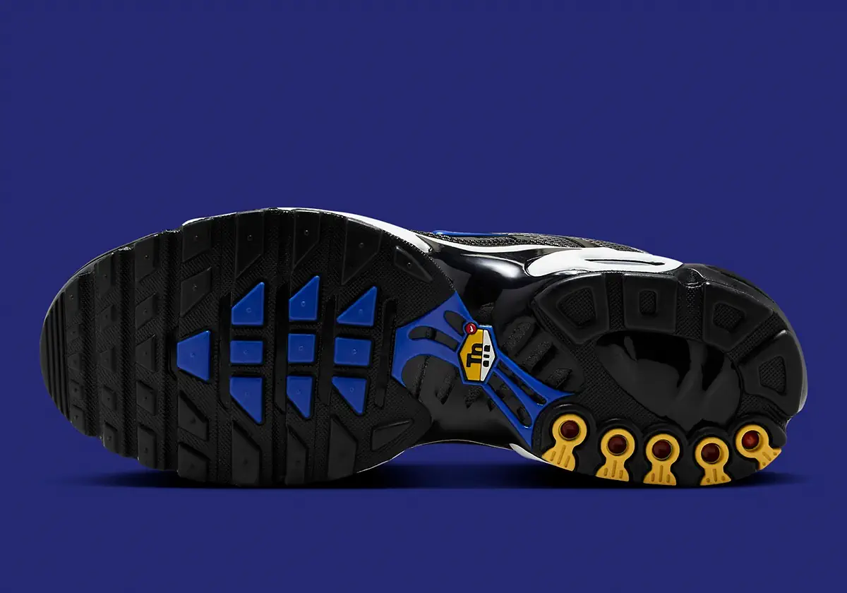 Nike Air Max Plus Anthracite 5 La Nike Air Max Plus “Anthracite” adopte une teinte sombre pour un look monochrome épuré