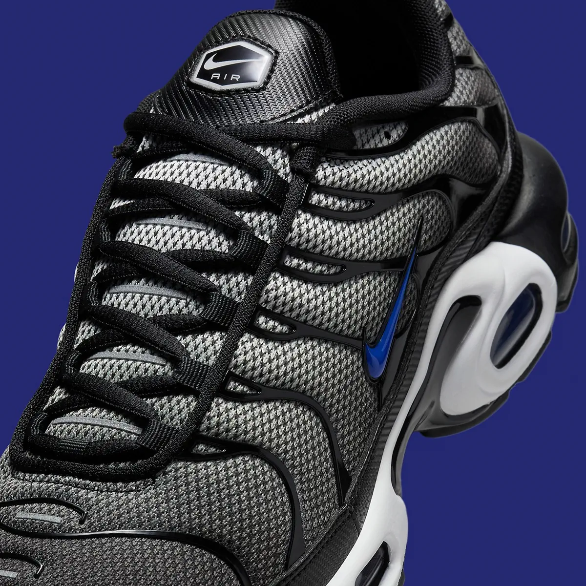 Nike Air Max Plus Anthracite 6 La Nike Air Max Plus “Anthracite” adopte une teinte sombre pour un look monochrome épuré