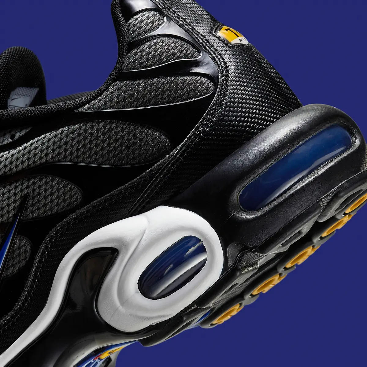 Nike Air Max Plus Anthracite 7 La Nike Air Max Plus “Anthracite” adopte une teinte sombre pour un look monochrome épuré