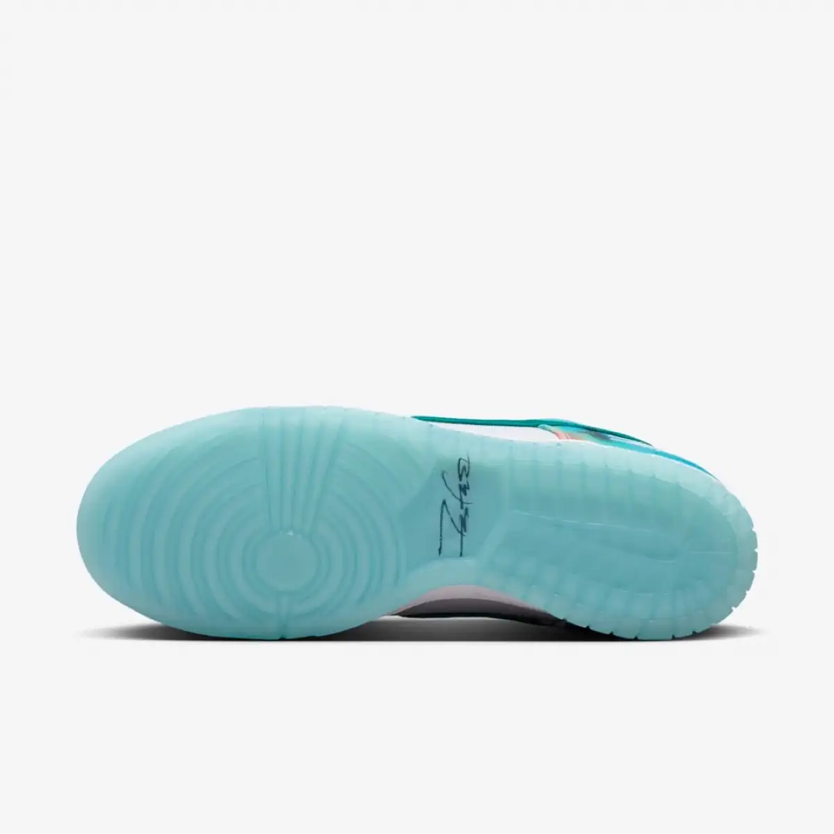 La vision artistique de Futura prend son envol sur la nouvelle Nike SB Dunk Low